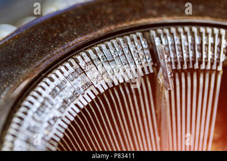 Il testo è scritto su una macchina da scrivere vintage vecchia macchina da scrivere polverosi dettagli su sfondo nero Foto Stock