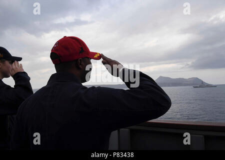 Mare Mediterraneo (GEN. 24, 2017) - Ensign Abigail Kaiser, da Federico, Maryland e Cmdr. Timothy Moore, USS Donald Cook comandante, rendere onore a fregata spagnola Almirante Juan de Borbon (F 102) a bordo della USS Donald Cook (DDG 75), Gennaio 24, 2017. Donald Cook, una classe Arleigh-Burke guidato-missile distruttore, distribuita a Rota, Spagna, sta conducendo operazioni navali negli Stati Uniti Sesta flotta area di operazioni a sostegno degli Stati Uniti per gli interessi di sicurezza nazionali in Europa e in Africa. Foto Stock