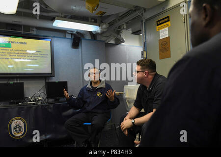 Mare Mediterraneo (feb. 18, 2017) - Lt. Phillip Webster parla durante una classe sulle religioni del mondo a bordo della USS Donald Cook (DDG 75), feb 19, 2017. Donald Cook, un Arleigh Burke-class guidato-missile distruttore, distribuita a Rota, Spagna, sta conducendo operazioni navali negli Stati Uniti Sesta flotta area di operazioni a sostegno degli Stati Uniti per gli interessi di sicurezza nazionali in Europa e in Africa. Foto Stock