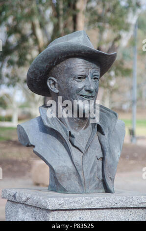 Busto di Tex Morton 1918-1983, sul display in Tamworth il Bicentennial Park NSW Australia. Scolpito da Pietro Latona. Foto Stock