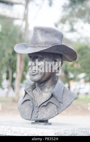 Scultura di Reg Lindsay (1929-2008) sul display presso il Bicentennial Park, il Tamworth NSW Australia. Scolpito da Kate francese. Foto Stock