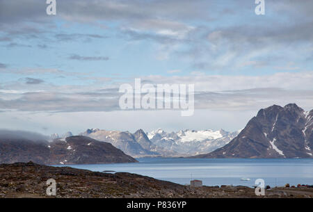 Vista delle montagne groenlandese da Kulusuk, est della Groenlandia Foto Stock