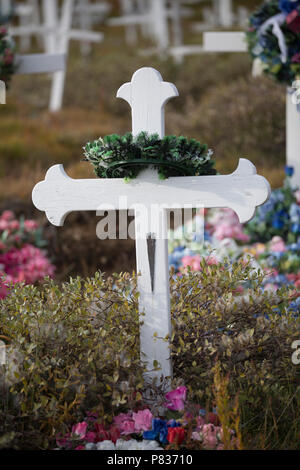 Tomba di legno marcatori in Tasiilaq cimitero, Valle dei Fiori, Groenlandia orientale Foto Stock