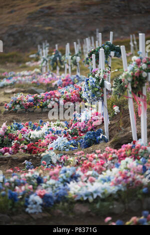 Tomba di legno marcatori in Tasiilaq cimitero, Valle dei Fiori, Groenlandia orientale Foto Stock