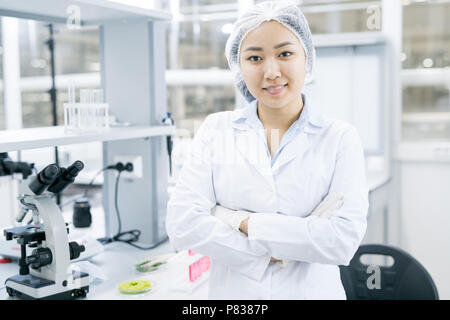 Asian donna scienziato in laboratorio Foto Stock