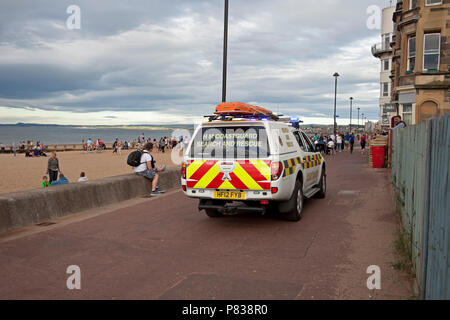 Edinburgh, Regno Unito. 08 luglio 2018. Portobello Beach, Edimburgo, Scozia, tra 7 pm e 9 pm di questa sera per la guardia costiera con quattro o più veicoli più un elicottero e una barca rinforzata conducendo una ricerca del litorale della spiaggia affollata, incidente sconosciuto Foto Stock