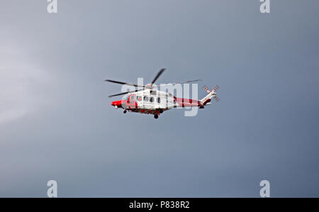 Edinburgh, Regno Unito. 08 luglio 2018. Portobello Beach, Edimburgo, Scozia, tra 7 pm e 9 pm di questa sera per la guardia costiera con quattro o più veicoli più un elicottero e una barca rinforzata conducendo una ricerca del litorale della spiaggia affollata, incidente sconosciuto Foto Stock