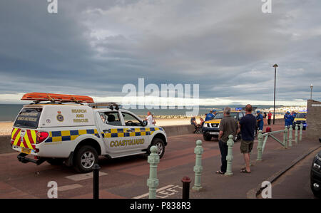 Edinburgh, Regno Unito. 08 luglio 2018. Portobello Beach, Edimburgo, Scozia, tra 7 pm e 9 pm di questa sera per la guardia costiera con quattro o più veicoli più un elicottero e una barca rinforzata conducendo una ricerca del litorale della spiaggia affollata, incidente sconosciuto Foto Stock
