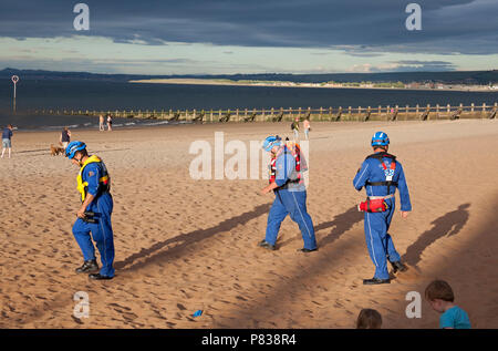 Edinburgh, Regno Unito. 08 luglio 2018. Portobello Beach, Edimburgo, Scozia, tra 7 pm e 9 pm di questa sera per la guardia costiera con quattro o più veicoli più un elicottero e una barca rinforzata conducendo una ricerca del litorale della spiaggia affollata, incidente sconosciuto Foto Stock