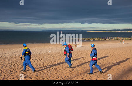 Edinburgh, Regno Unito. 08 luglio 2018. Portobello Beach, Edimburgo, Scozia, tra 7 pm e 9 pm di questa sera per la guardia costiera con quattro o più veicoli più un elicottero e una barca rinforzata conducendo una ricerca del litorale della spiaggia affollata, incidente sconosciuto Foto Stock