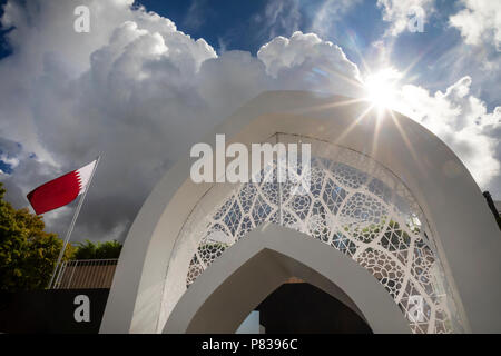 Mosca, Russia. 8 Luglio, 2018. Aperto recentemente in Qatar la Coppa del Mondo FIFA 2022 Padiglione sul Pushkinskaya terrapieno in Gorky Park, a Mosca, Russia Credito: Nikolay Vinokurov/Alamy Live News Foto Stock