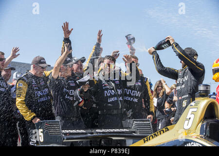 Newton, Iowa, USA. 8 Luglio, 2018. JAMES HINCHCLIFFE (5) del Canada vince l'Iowa Corn 300 ad Iowa Speedway in Newton, Iowa. Credito: Justin R. Noe Asp Inc/ASP/ZUMA filo/Alamy Live News Foto Stock