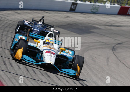 Newton, Iowa, USA. 8 Luglio, 2018. GABBY CHAVES (88) della Colombia battaglie per posizione durante l'Iowa Corn 300 ad Iowa Speedway in Newton, Iowa. Credito: Justin R. Noe Asp Inc/ASP/ZUMA filo/Alamy Live News Foto Stock