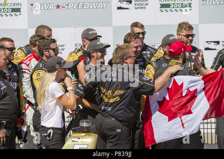 Newton, Iowa, USA. 8 Luglio, 2018. JAMES HINCHCLIFFE (5) del Canada vince l'Iowa Corn 300 ad Iowa Speedway in Newton, Iowa. Credito: Justin R. Noe Asp Inc/ASP/ZUMA filo/Alamy Live News Foto Stock