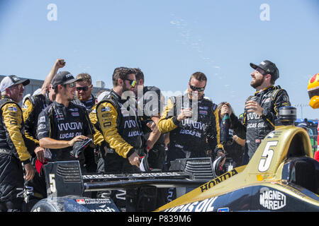 Newton, Iowa, USA. 8 Luglio, 2018. JAMES HINCHCLIFFE (5) del Canada vince l'Iowa Corn 300 ad Iowa Speedway in Newton, Iowa. Credito: Justin R. Noe Asp Inc/ASP/ZUMA filo/Alamy Live News Foto Stock