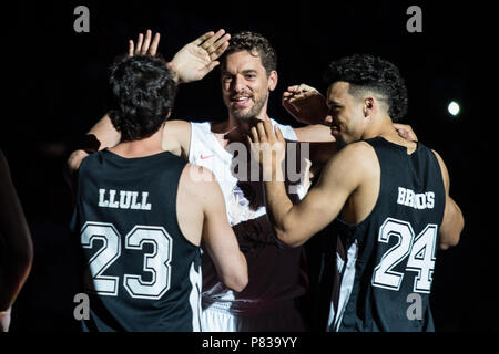 Pau Gasol dalla Spagna di San Antonio Spurs con Sergio Lullo dalla Spagna del Real Madrid e Dillon Brooks dal Canada di Memphis Grizzlies durante la carità amichevole Pau Gasol vs Marc Gasol, con europei e americani giocatori NBA per aiutare i giovani giocatori di basket e i team di sviluppo in Fontajau Pavillion, Girona il 8 di Luglio di 2018. 8 Luglio, 2018. Credito: Xavier Bonilla/AFP7/ZUMA filo/Alamy Live News Foto Stock