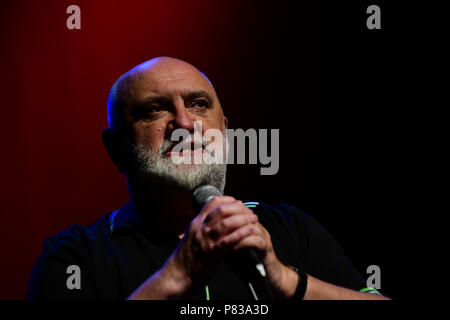 Londra, Regno Unito. 8 luglio 2018. Alexei Sayle è un stand-up comedian, attore e autore di preforme al solo dire di no - Artisti contro Trump & War ospite da fermare la guerra di coalizione, Trump non è benvenuto nel Regno Unito presso lo Shaw Theatre il 8 luglio 2018. Credito: Picture Capital/Alamy Live News Foto Stock