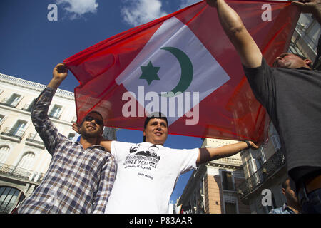 Madrid, Spagna. 8 Luglio, 2018. I manifestanti visto tenendo un rifiano bandiera.I membri dell'Hirak in Madrid protesta chiedendo la liberazione dei prigionieri politici del dilagante che sono stati catturati durante i moti del 2017. Credito: Lito Lizana/SOPA Immagini/ZUMA filo/Alamy Live News Foto Stock