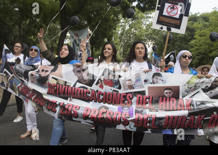 Madrid, Spagna. 8 Luglio, 2018. Le donne si vede tenendo un enorme striscione.I membri dell'Hirak in Madrid protesta chiedendo la liberazione dei prigionieri politici del dilagante che sono stati catturati durante i moti del 2017. Credito: Lito Lizana/SOPA Immagini/ZUMA filo/Alamy Live News Foto Stock