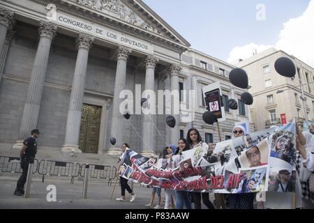 Madrid, Spagna. 8 Luglio, 2018. La gente si vede a protestare presso il Congresso dei Deputati Spagnolo.I membri dell'Hirak in Madrid protesta chiedendo la liberazione dei prigionieri politici del dilagante che sono stati catturati durante i moti del 2017. Credito: Lito Lizana/SOPA Immagini/ZUMA filo/Alamy Live News Foto Stock