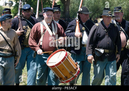 Gettysburg, Pennsylvania, USA. 8 Luglio, 2018. Federale reenactors truppe durante la battaglia di guerra civile rievocazione storica 155anniversario della 'Pickett carica dell' in Gettysburg PA Credito: Ricky Fitchett/ZUMA filo/Alamy Live News Foto Stock