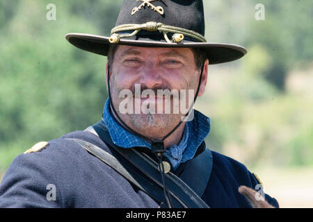 Gettysburg, Pennsylvania, USA. 8 Luglio, 2018. Federale reenactors truppe durante la battaglia di guerra civile rievocazione storica 155anniversario della 'Pickett carica dell' in Gettysburg PA Credito: Ricky Fitchett/ZUMA filo/Alamy Live News Foto Stock