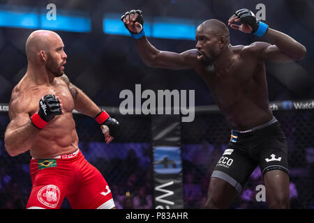 Columbia. 05 Luglio, 2018. Bruno Santos e Sadibou Sy in azione durante il loro middleweight lotta al Charles E. Smith Center presso la George Washington University di Washington, il Distretto di Columbia. Il Santos ha vinto per decisione unanime. Scott Taetsch/CSM/Alamy Live News Foto Stock