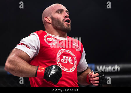 Columbia. 05 Luglio, 2018. Bruno Santos attende la decisione dopo la sua middleweight lotta con Sadibou Sy (non mostrato) al Charles E. Smith Center presso la George Washington University di Washington, il Distretto di Columbia. Il Santos ha vinto per decisione unanime. Scott Taetsch/CSM/Alamy Live News Foto Stock