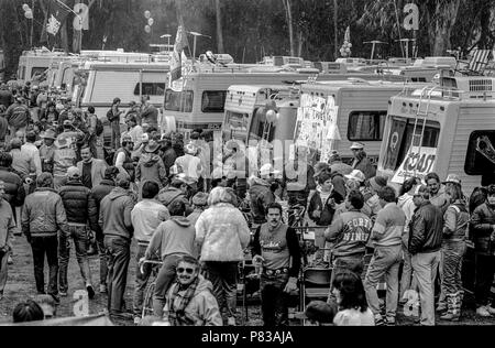 Stanford, in California, Stati Uniti d'America. Xx gen, 1985. Ventole bere e mangiare presso il Super Bowl XIX portellone della Stanford University campus. Il San Francisco 49ers sconfitto i delfini di Miami 38-16 domenica, 20 gennaio 1985. Credito: Al di Golub/ZUMA filo/Alamy Live News Foto Stock