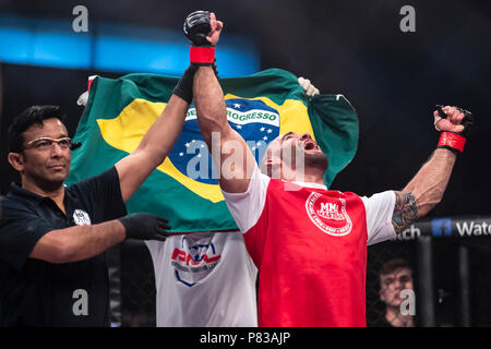 Columbia. 05 Luglio, 2018. Bruno Santos ottiene la sua mano alzata dopo un middleweight lotta con Sadibou Sy (non mostrato) al Charles E. Smith Center presso la George Washington University di Washington, il Distretto di Columbia. Il Santos ha vinto per decisione unanime. Scott Taetsch/CSM/Alamy Live News Foto Stock