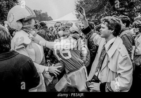 Stanford, in California, Stati Uniti d'America. Xx gen, 1985. Simulazione di quarterback battaglia presso il Super Bowl XIX portellone della Stanford University campus. Il San Francisco 49ers sconfitto i delfini di Miami 38-16 domenica, 20 gennaio 1985. Credito: Al di Golub/ZUMA filo/Alamy Live News Foto Stock