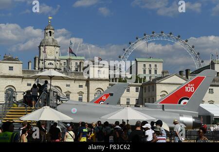 Londra, Gran Bretagna. 8 Luglio, 2018. Coda di persone a visitare la RAF100 (Royal Air Force centenario) aerei Tour in London, Gran Bretagna, in data 8 luglio 2018. Il velivolo mostra a Londra dura dal 6 luglio al 9 luglio. Credito: Guo Qiuda/Xinhua/Alamy Live News Foto Stock