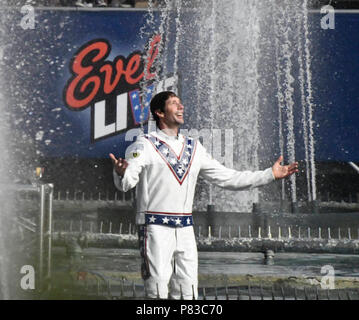 7-8-18. Las Vegas NV. X-Games rider Travis Pastrana onde ai suoi fan come egli prende un tuffo in acqua dopo la sua terza saltare sopra l'acqua fontane a al Caesars Palace Domenica. Questo è quello di celebrare il lascito di Evel Knievel cercando di superare tre di Knievel è più iconico salta Domenica. Il primo salto è 52 auto a 120 piedi, 2° jump è 16 autobus Greyhound a 155 piedi e l'ultimo è il famoso casinò di Parigi fontane 141 piedi. Pastrana cercherà di superare Knievel's 50 frantumato record auto così come il suo bus 14 record da saltare 16 autobus Greyhound (situato dietro il pianeta Hollyw Foto Stock