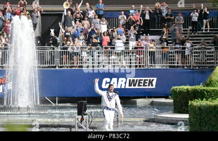 7-8-18. Las Vegas NV. X-Games rider Travis Pastrana onde ai suoi fan come egli prende un tuffo in acqua dopo la sua terza saltare sopra l'acqua fontane a al Caesars Palace Domenica. Questo è quello di celebrare il lascito di Evel Knievel cercando di superare tre di Knievel è più iconico salta Domenica. Il primo salto è 52 auto a 120 piedi, 2° jump è 16 autobus Greyhound a 155 piedi e l'ultimo è il famoso casinò di Parigi fontane 141 piedi. Pastrana cercherà di superare Knievel's 50 frantumato record auto così come il suo bus 14 record da saltare 16 autobus Greyhound (situato dietro il pianeta Hollyw Foto Stock