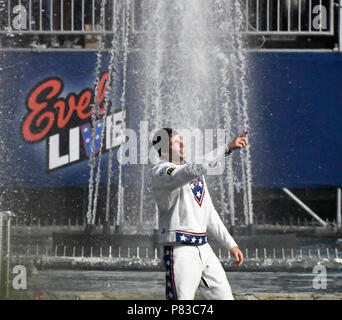 7-8-18. Las Vegas NV. X-Games rider Travis Pastrana onde ai suoi fan come egli prende un tuffo in acqua dopo la sua terza saltare sopra l'acqua fontane a al Caesars Palace Domenica. Questo è quello di celebrare il lascito di Evel Knievel cercando di superare tre di Knievel è più iconico salta Domenica. Il primo salto è 52 auto a 120 piedi, 2° jump è 16 autobus Greyhound a 155 piedi e l'ultimo è il famoso casinò di Parigi fontane 141 piedi. Pastrana cercherà di superare Knievel's 50 frantumato record auto così come il suo bus 14 record da saltare 16 autobus Greyhound (situato dietro il pianeta Hollyw Foto Stock