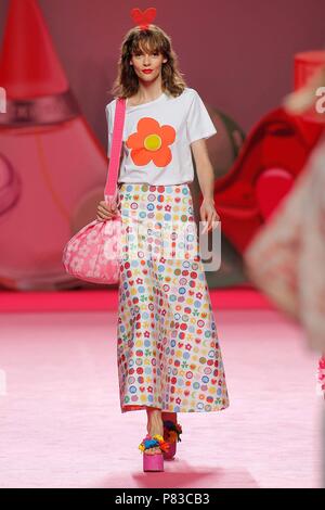 Modello null durante Agatha Ruiz de la Prada passerella di Mercedes-Benz Madrid Fashion Week di domenica 08 luglio 2018 Foto Stock