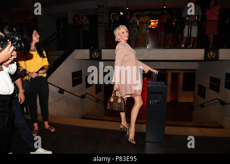 Berlino, Deutschland. 06 Luglio, 2018. 05.07.2018, Berlin: Desiree Nick celebra sulla pagina per lo styling di etichetta Michalsky in Tempodrom. Alla Settimana della moda di Berlino le collezioni primavera/estate 2019 sarà presentato. Credito: Jens Kalaene/dpa immagine centrale/dpa | in tutto il mondo di utilizzo/dpa/Alamy Live News Foto Stock