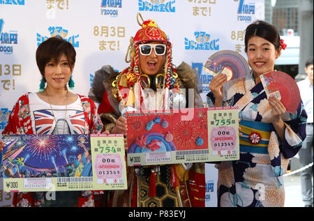 Tokyo, Giappone. 9 Luglio, 2018. (L-R) giapponese pop gruppo membri TRF Yu-ki e DJ KOO giapponesi con comedienne Natsuko Yokosawa partecipare ad un evento promozionale per le sette centinaia di milioni di yen (7 milioni di dollari) 'Summer Jumbo Lottery" come prima i biglietti vanno sulla vendita a Tokyo lunedì 9 luglio 2018. Migliaia di scommettitori in coda per i biglietti nella speranza di diventare un milionario in la lotteria annuale. Credito: Yoshio Tsunoda/AFLO/Alamy Live News Foto Stock