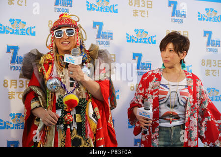 Tokyo, Giappone. 9 Luglio, 2018. Pop giapponese gruppo membri TRF DJ KOO (L) e Yu-ki (R) partecipare ad un evento promozionale per le sette centinaia di milioni di yen (7 milioni di dollari) 'Summer Jumbo Lottery" come prima i biglietti vanno sulla vendita a Tokyo lunedì 9 luglio 2018. Migliaia di scommettitori in coda per i biglietti nella speranza di diventare un milionario in la lotteria annuale. Credito: Yoshio Tsunoda/AFLO/Alamy Live News Foto Stock