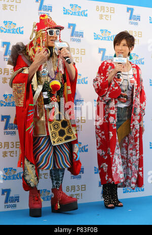 Tokyo, Giappone. 9 Luglio, 2018. Pop giapponese gruppo membri TRF DJ KOO (L) e Yu-ki (R) partecipare ad un evento promozionale per le sette centinaia di milioni di yen (7 milioni di dollari) 'Summer Jumbo Lottery" come prima i biglietti vanno sulla vendita a Tokyo lunedì 9 luglio 2018. Migliaia di scommettitori in coda per i biglietti nella speranza di diventare un milionario in la lotteria annuale. Credito: Yoshio Tsunoda/AFLO/Alamy Live News Foto Stock