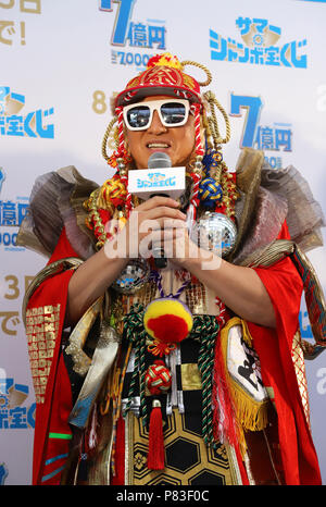 Tokyo, Giappone. 9 Luglio, 2018. Giapponese gruppo pop TRF stati DJ KOO partecipa ad un evento promozionale per le sette centinaia di milioni di yen (7 milioni di dollari) 'Summer Jumbo Lottery" come prima i biglietti vanno sulla vendita a Tokyo lunedì 9 luglio 2018. Migliaia di scommettitori in coda per i biglietti nella speranza di diventare un milionario in la lotteria annuale. Credito: Yoshio Tsunoda/AFLO/Alamy Live News Foto Stock