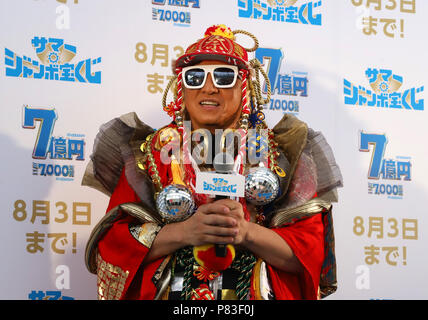 Tokyo, Giappone. 9 Luglio, 2018. Giapponese gruppo pop TRF stati DJ KOO partecipa ad un evento promozionale per le sette centinaia di milioni di yen (7 milioni di dollari) 'Summer Jumbo Lottery" come prima i biglietti vanno sulla vendita a Tokyo lunedì 9 luglio 2018. Migliaia di scommettitori in coda per i biglietti nella speranza di diventare un milionario in la lotteria annuale. Credito: Yoshio Tsunoda/AFLO/Alamy Live News Foto Stock