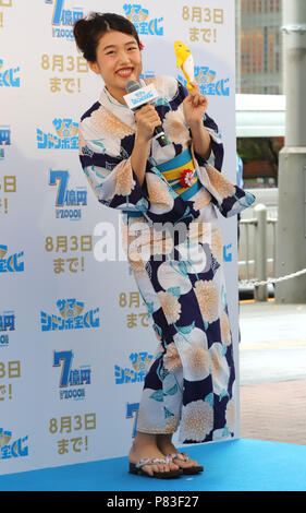 Tokyo, Giappone. 9 Luglio, 2018. Giapponese comedienne Natsuko Yokosawa partecipa ad un evento promozionale per le sette centinaia di milioni di yen (7 milioni di dollari) 'Summer Jumbo Lottery" come prima i biglietti vanno sulla vendita a Tokyo lunedì 9 luglio 2018. Migliaia di scommettitori in coda per i biglietti nella speranza di diventare un milionario in la lotteria annuale. Credito: Yoshio Tsunoda/AFLO/Alamy Live News Foto Stock