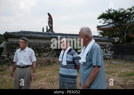 Il sig. Tanaka (centro) colloqui con nascosta comunità cristiane membri dopo una cerimonia per l'estate (e metà dell'anno), il 22 luglio 2017 in Ikitsuki, Giappone. Isola Ikitsuki in Nagasaki è il più famoso luogo dove cristiano nascosto (Kakure Kirishitian in giapponese) scampato la repressione dello shogun Tokugawa. Nel 2018 l Unesco ha aggiunto 12 siti di nascosto i cristiani per la lista del patrimonio mondiale perché "recare testimonianza unica di una tradizione culturale nutrita di nascosto i cristiani nella regione di Nagasaki che segretamente trasmesso la loro fede durante il periodo di divieto dal XVII al XIX centu Foto Stock