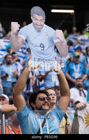 Una ventola uruguayano detiene una scatola di cartone di Luis Suarez, # fa # Mezza figura, mezza figura, ritratto, Uruguay (URU) - Francia (FRA) 0-2, quarti di finale, gioco 57, su 06.07.2018 a Nizhny Novgorod; Coppa del Mondo di Calcio 2018 in Russia dal 14.06. - 15.07.2018. | Utilizzo di tutto il mondo Foto Stock