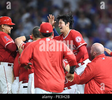 Los Angeles Angeli designati hitter Shohei Ohtani celebra il suo team a piedi-off vincere con i tuoi compagni di squadra nel nono inning durante il Major League Baseball gioco contro i Los Angeles Dodgers presso Angel Stadium di Anaheim, California, Stati Uniti, Luglio 6, 2018. Credito: AFLO/Alamy Live News Foto Stock