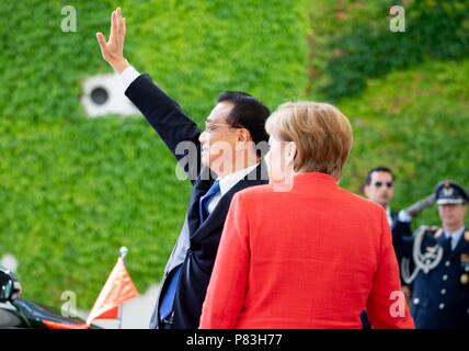Berlino, Germania. 09 Luglio, 2018. Il cancelliere tedesco Angela Merkel del cristiano Unione Democratica (CDU) riceve il premier della Repubblica popolare cinese LI Keqiang al di fuori della Cancelleria federale per il quinto governo German-Chinese consultazioni. Credito: Kay Nietfeld/dpa/Alamy Live News Foto Stock