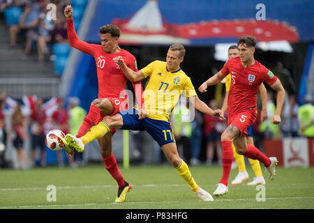 Samara, Russland. 07 Luglio, 2018. Victor CLAESSON (MI., SWE) versus il DELE ALLI (sinistra, ENG) e John pietre (ITA), azione, lotta per la palla, Svezia (SWE) - Inghilterra (ITA) 0-2, quarti di finale, corrispondono 60, su 07.07.2018 in Samara; Coppa del Mondo di Calcio 2018 in Russia dal 14.06. - 15.07.2018. | Utilizzo di credito in tutto il mondo: dpa/Alamy Live News Foto Stock