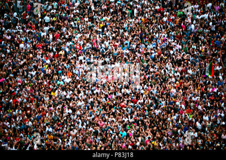 Visualizzazione generale durante il 2018 Pride Parade. Migliaia di persone sono state riempiendo le strade e viali di Madrid in una giornata di sole per il 2018 Gay Pride Parade dopo ancora lottando per i diritti dei gay in tutto il mondo. Foto Stock