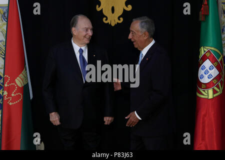 Lisbona, Portogallo. 9 Luglio, 2018. Il Portogallo Presidente Marcelo Rebelo de Sousa (R ) accoglie favorevolmente il principe Karim Aga Khan IV nel corso di una visita ufficiale presso il palazzo di Belem a Lisbona, Portogallo, il 9 luglio 2018. Il principe Karim Aga Khan IV, sarà a Lisbona fino al luglio 12 per chiudere il diamante celebrazioni giubilari della sua leadership come Imam della Shia Ismaili Nizari comunità musulmana. Credito: Pedro Fiuza/ZUMA filo/Alamy Live News Foto Stock